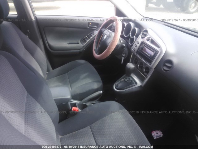 2T1KR32E85C420305 - 2005 TOYOTA COROLLA MATRIX XR GRAY photo 5