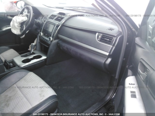 4T1BF1FK6CU064770 - 2012 TOYOTA CAMRY SE/LE/XLE 黑色 照片 5