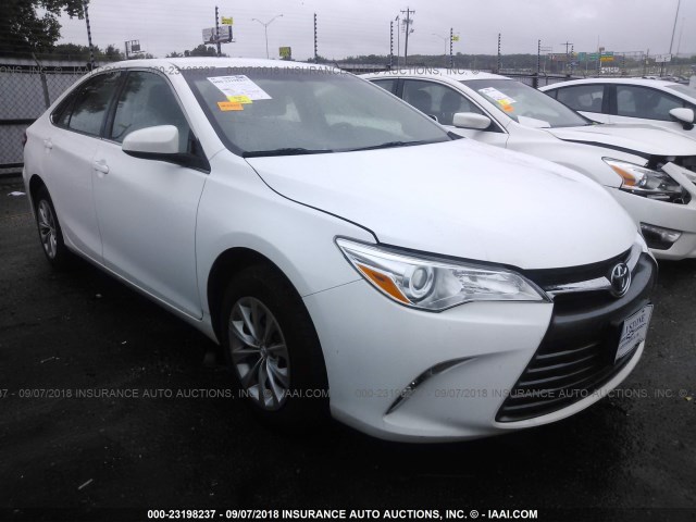 4T1BF1FKXGU169124 - 2016 TOYOTA CAMRY LE/XLE/SE/XSE 白色 照片 1