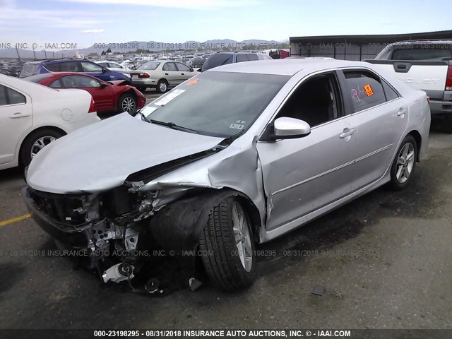 4T1BF1FK4DU661563 - 2013 TOYOTA CAMRY L/SE/LE/XLE Gümüş foto 2