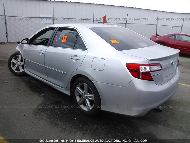 4T1BF1FK4DU661563 - 2013 TOYOTA CAMRY L/SE/LE/XLE Gümüş foto 3