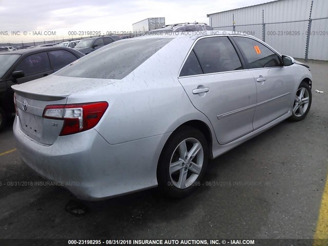 4T1BF1FK4DU661563 - 2013 TOYOTA CAMRY L/SE/LE/XLE Gümüş foto 4