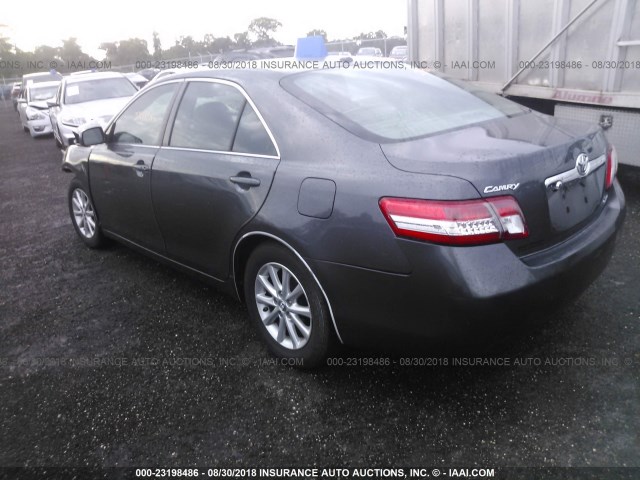 4T1BF3EK6BU230197 - 2011 TOYOTA CAMRY SE/LE/XLE ნაცრისფერი ფოტო 3
