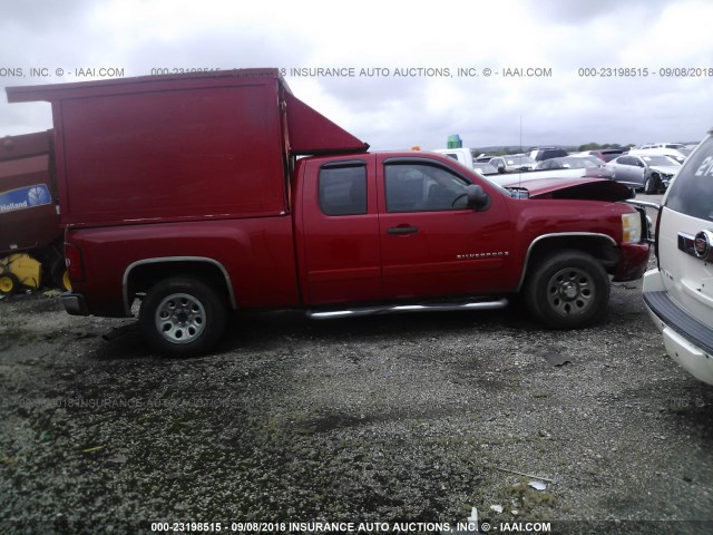 2GCEC19C171689383 - 2007 CHEVROLET SILVERADO C1500 RED photo 4