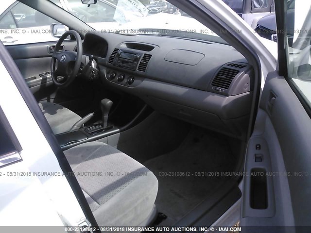 4T1BE32K32U108825 - 2002 TOYOTA CAMRY LE/XLE/SE Ақ фото 5