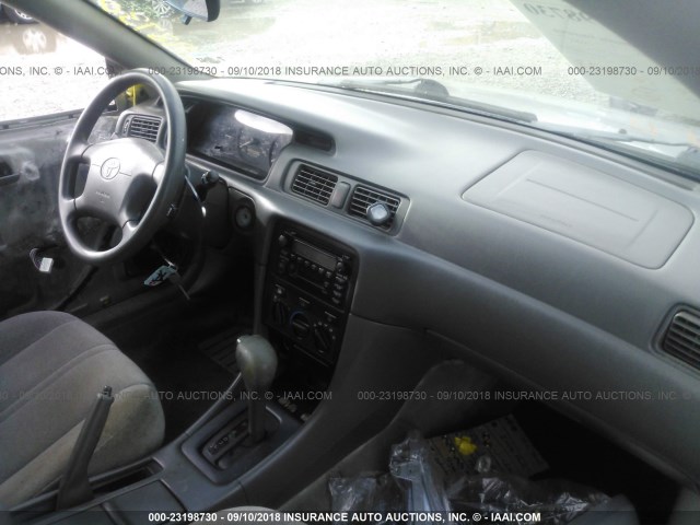 4T1BG22K11U071857 - 2001 TOYOTA CAMRY CE/LE/XLE 银色 照片 5