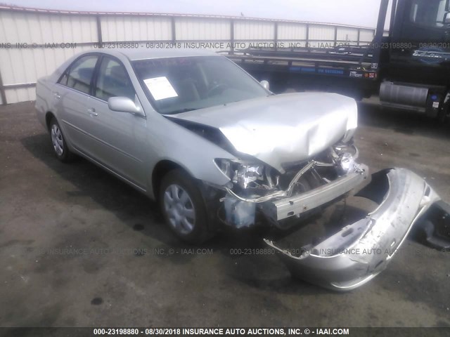 JTDBE32K620087352 - 2002 TOYOTA CAMRY LE/XLE/SE 银色 照片 1