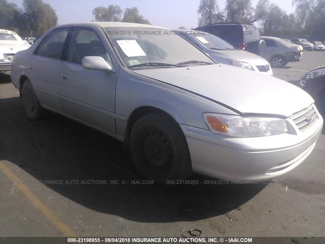 JT2BG22K110602303 - 2001 TOYOTA CAMRY CE/LE/XLE 银色 照片 1
