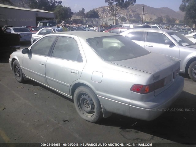 JT2BG22K110602303 - 2001 TOYOTA CAMRY CE/LE/XLE 银色 照片 3