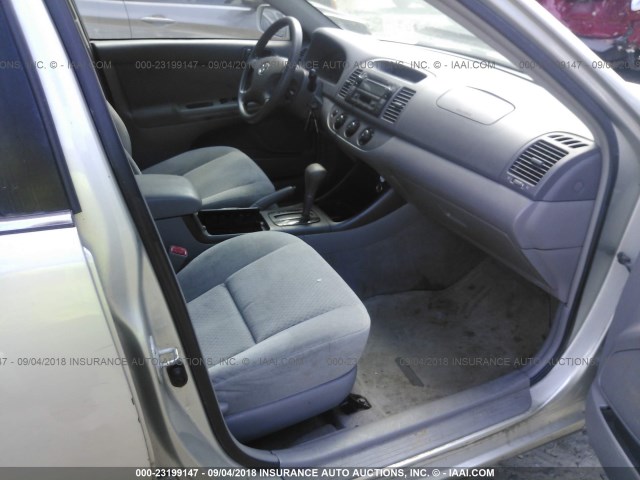4T1BE32K94U304531 - 2004 TOYOTA CAMRY LE/XLE/SE Gümüş foto 5