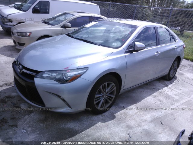 4T1BF1FKXGU600738 - 2016 TOYOTA CAMRY LE/XLE/SE/XSE 银色 照片 2