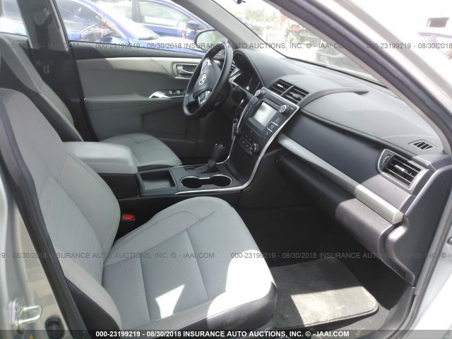 4T1BF1FKXGU600738 - 2016 TOYOTA CAMRY LE/XLE/SE/XSE 银色 照片 5