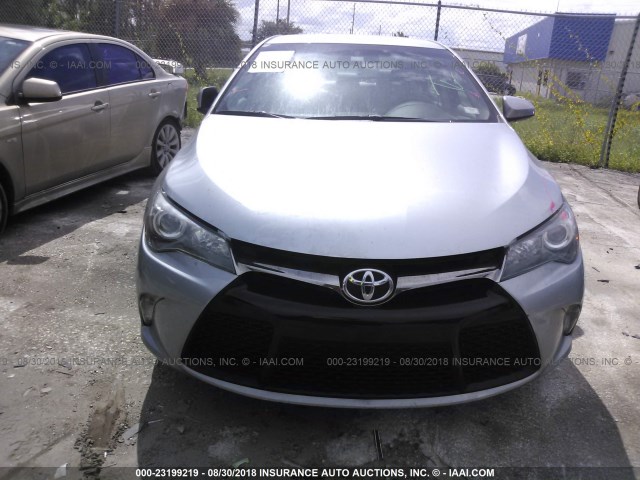4T1BF1FKXGU600738 - 2016 TOYOTA CAMRY LE/XLE/SE/XSE 银色 照片 6