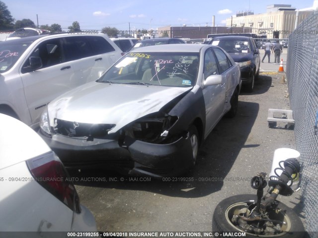 4T1BE32KX2U525682 - 2002 TOYOTA CAMRY LE/XLE/SE Күміс фото 2