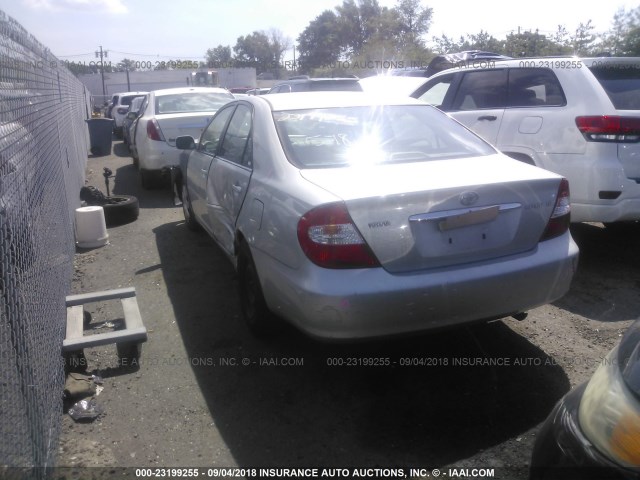 4T1BE32KX2U525682 - 2002 TOYOTA CAMRY LE/XLE/SE Күміс фото 3