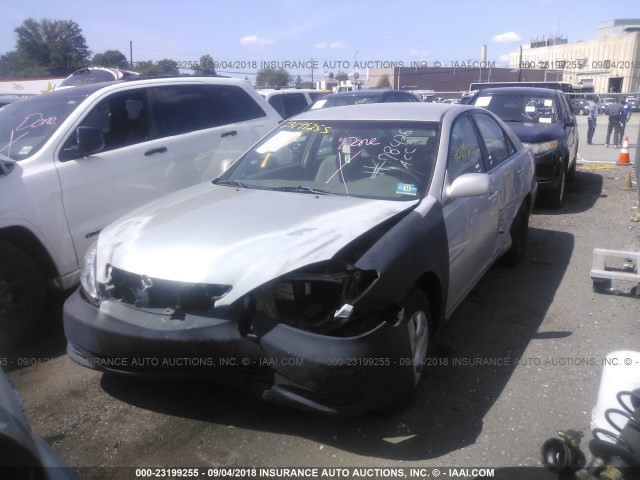 4T1BE32KX2U525682 - 2002 TOYOTA CAMRY LE/XLE/SE Күміс фото 6