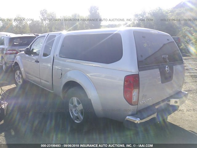 1N6AD06U38C413654 - 2008 NISSAN FRONTIER KING CAB LE/SE/OFF ROAD SILVER photo 3