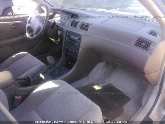 JT2BG22K2Y0430602 - 2000 TOYOTA CAMRY CE/LE/XLE 金色 照片 5