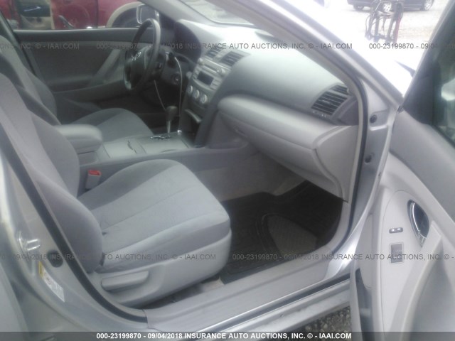 4T1BF3EK8BU156006 - 2011 TOYOTA CAMRY SE/LE/XLE 银色 照片 5