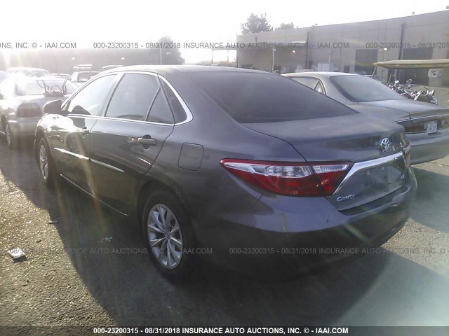 4T4BF1FK3GR582296 - 2016 TOYOTA CAMRY LE/XLE/SE/XSE GRAY photo 3
