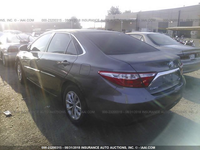 4T4BF1FK3GR582296 - 2016 TOYOTA CAMRY LE/XLE/SE/XSE 灰色 照片 3