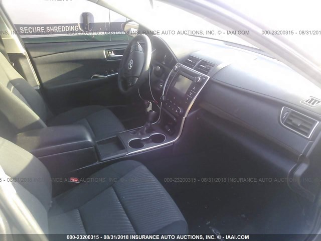4T4BF1FK3GR582296 - 2016 TOYOTA CAMRY LE/XLE/SE/XSE 灰色 照片 5