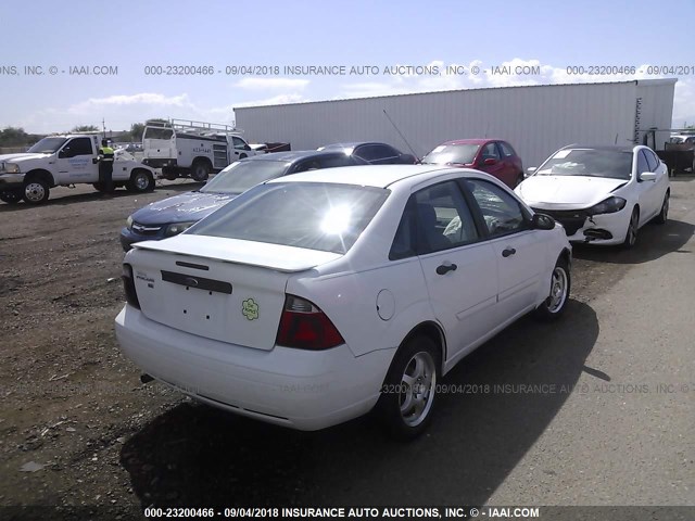 1FAFP34N57W132553 - 2007 FORD FOCUS ZX4/S/SE/SES WHITE photo 4