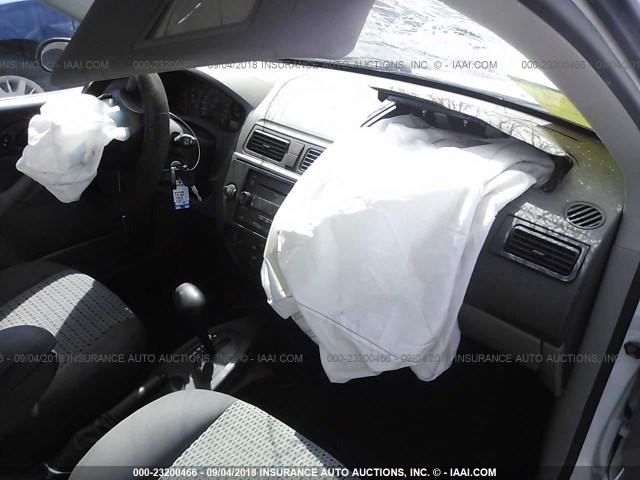 1FAFP34N57W132553 - 2007 FORD FOCUS ZX4/S/SE/SES WHITE photo 5
