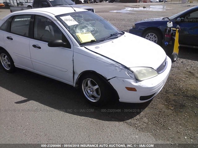1FAFP34N57W132553 - 2007 FORD FOCUS ZX4/S/SE/SES WHITE photo 6