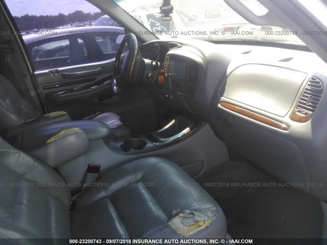 5LMPU28A2XLJ37079 - 1999 LINCOLN NAVIGATOR Weiß Foto 5