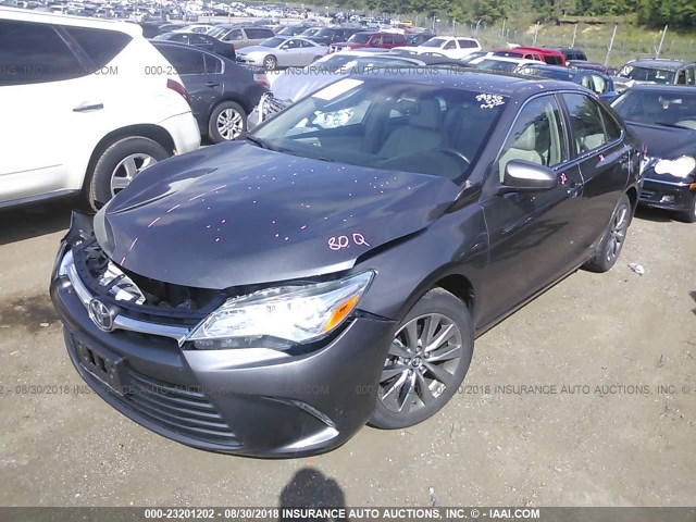 4T1BF1FK8FU882425 - 2015 TOYOTA CAMRY LE/XLE/SE/XSE 灰色 照片 2