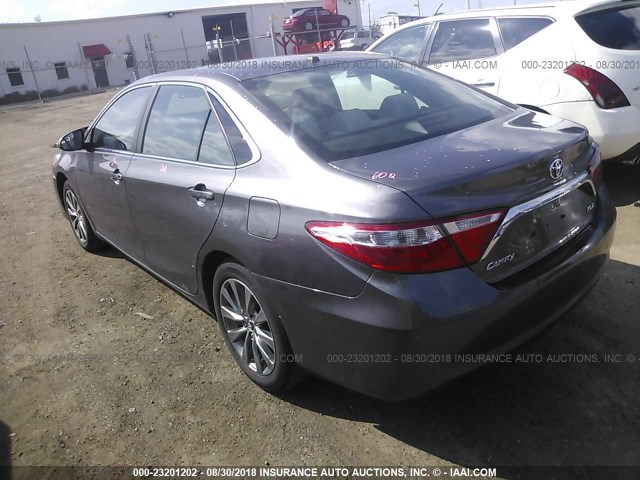 4T1BF1FK8FU882425 - 2015 TOYOTA CAMRY LE/XLE/SE/XSE 灰色 照片 3