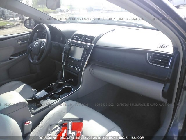 4T1BF1FK8FU882425 - 2015 TOYOTA CAMRY LE/XLE/SE/XSE 灰色 照片 5