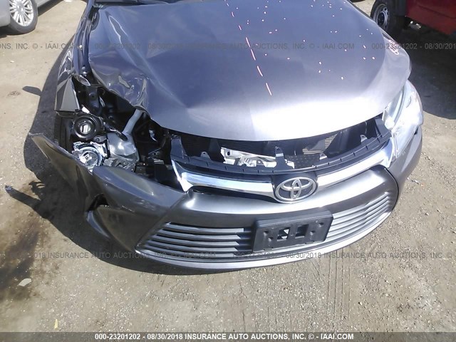 4T1BF1FK8FU882425 - 2015 TOYOTA CAMRY LE/XLE/SE/XSE 灰色 照片 6