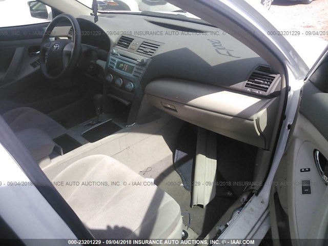 4T4BF3EK7BR117719 - 2011 TOYOTA CAMRY SE/LE/XLE თეთრი ფოტო 5