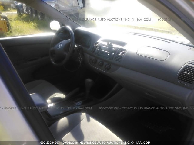 4T1BE32K33U735834 - 2003 TOYOTA CAMRY LE/XLE/SE SILVER photo 5