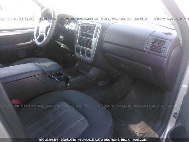 4M2DU86W54UJ07666 - 2004 MERCURY MOUNTAINEER  SILVER photo 5