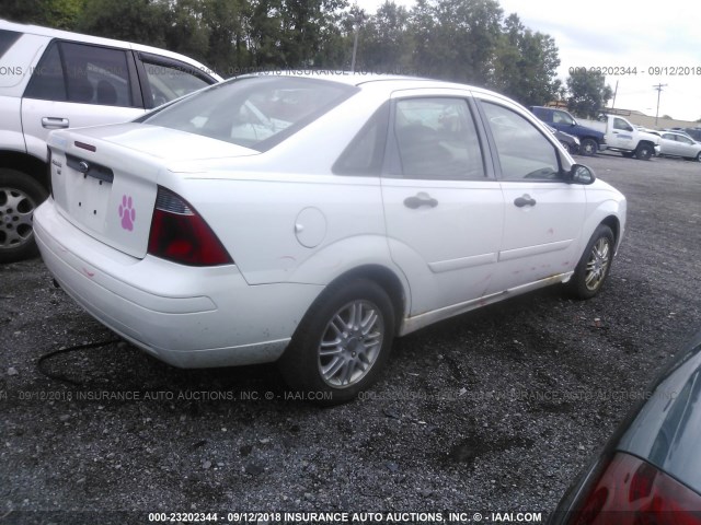 1FAFP34N87W206810 - 2007 FORD FOCUS ZX4/S/SE/SES WHITE photo 4