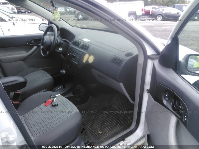 1FAFP34N87W206810 - 2007 FORD FOCUS ZX4/S/SE/SES 白色 照片 5