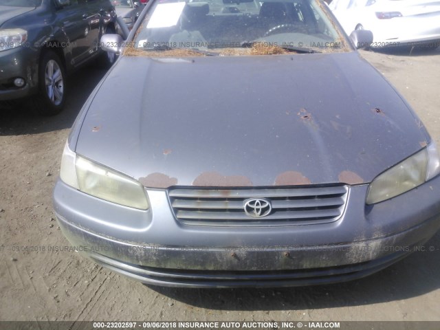 4T1BG22K8XU902490 - 1999 TOYOTA CAMRY CE/LE/XLE 灰色 照片 6