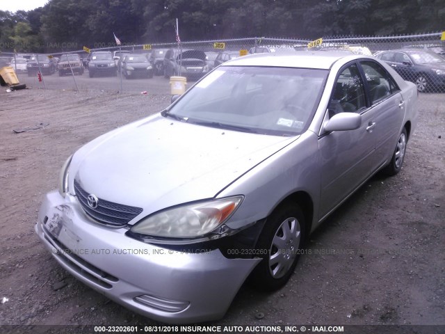 JTDBE32K620047305 - 2002 TOYOTA CAMRY LE/XLE/SE SILVER photo 2