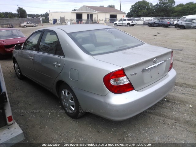 JTDBE32K620047305 - 2002 TOYOTA CAMRY LE/XLE/SE SILVER photo 3
