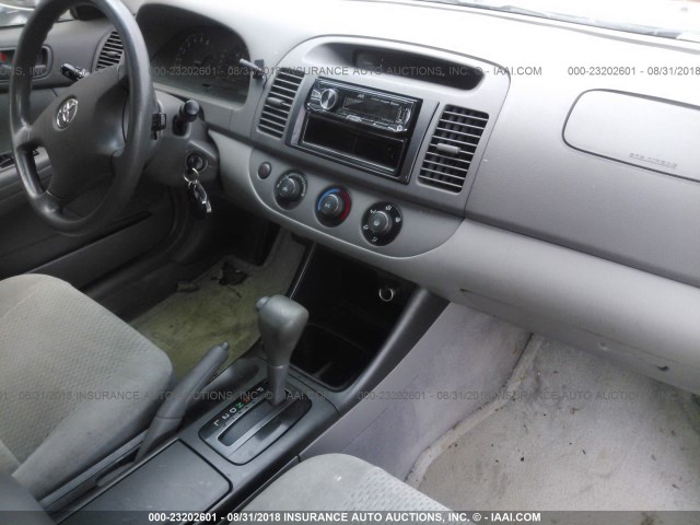 JTDBE32K620047305 - 2002 TOYOTA CAMRY LE/XLE/SE SILVER photo 5
