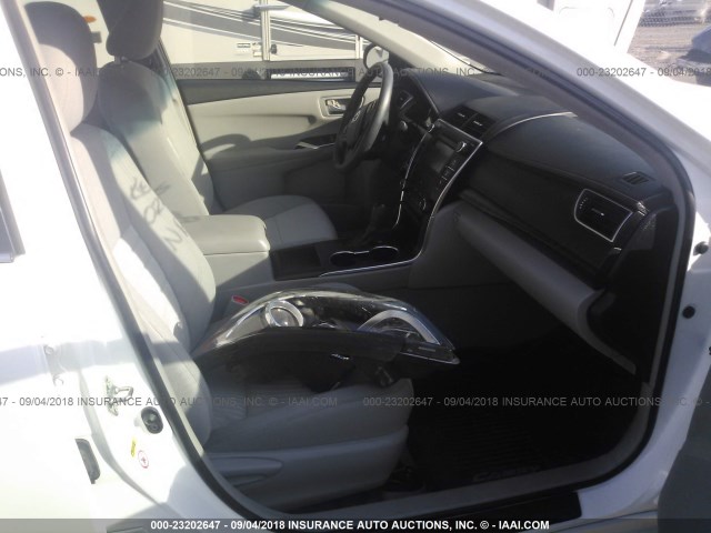 4T4BF1FK9GR524628 - 2016 TOYOTA CAMRY LE/XLE/SE/XSE 白色 照片 5