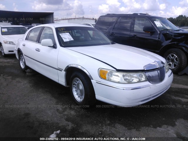 1LNFM81WXWY680155 - 1998 LINCOLN TOWN CAR EXECUTIVE WHITE photo 1