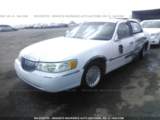 1LNFM81WXWY680155 - 1998 LINCOLN TOWN CAR EXECUTIVE WHITE photo 2