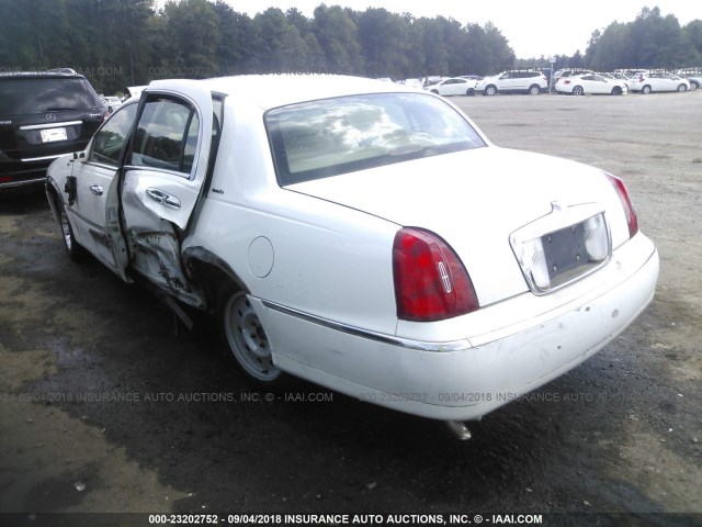 1LNFM81WXWY680155 - 1998 LINCOLN TOWN CAR EXECUTIVE WHITE photo 3