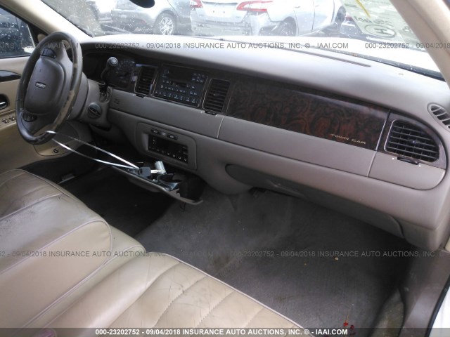 1LNFM81WXWY680155 - 1998 LINCOLN TOWN CAR EXECUTIVE WHITE photo 5