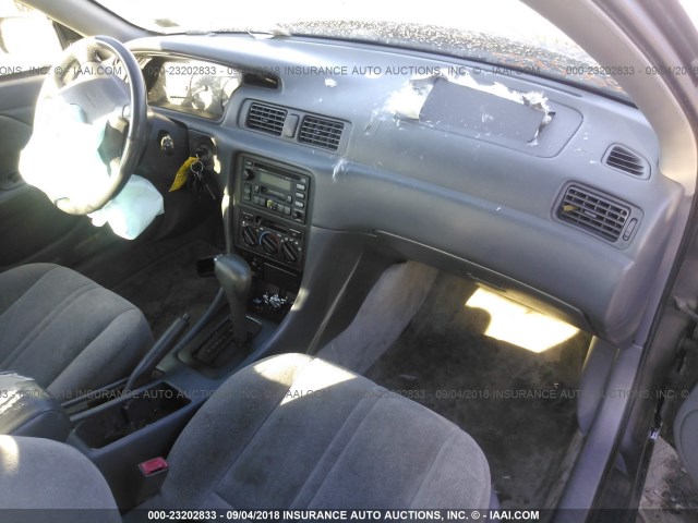 4T1BG28K9WU840362 - 1998 TOYOTA CAMRY CE/LE/XLE 灰色 照片 5