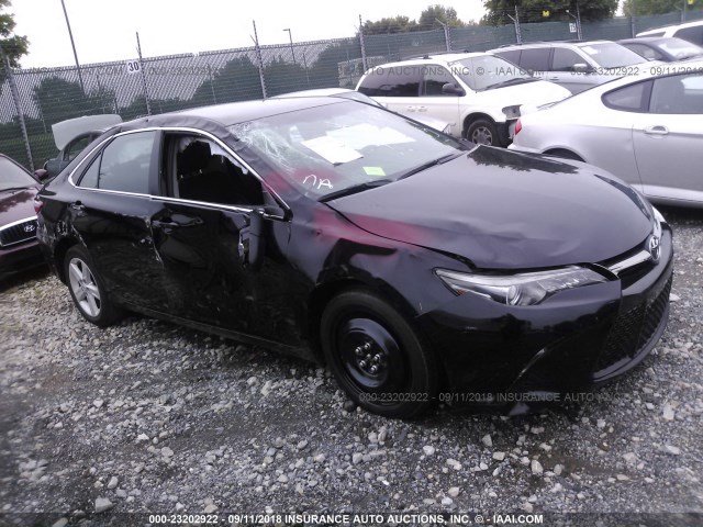 4T1BF1FK4HU384645 - 2017 TOYOTA CAMRY LE/XLE/SE/XSE 黑色 照片 1